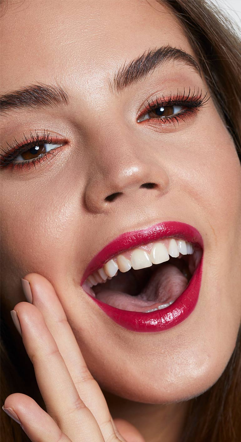 mujer labios color intenso conhydra-lip rosa toscana