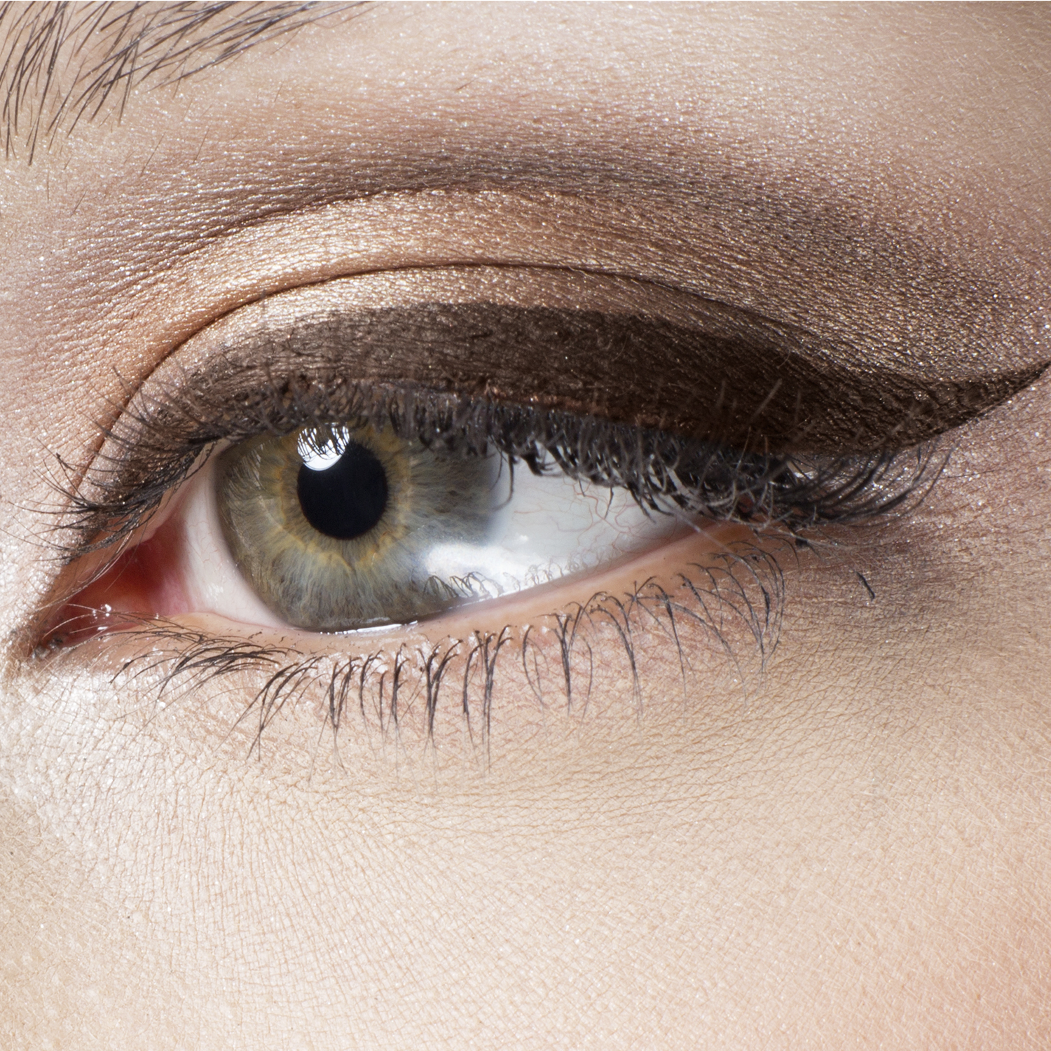 Long-lasting eyeliner brown.